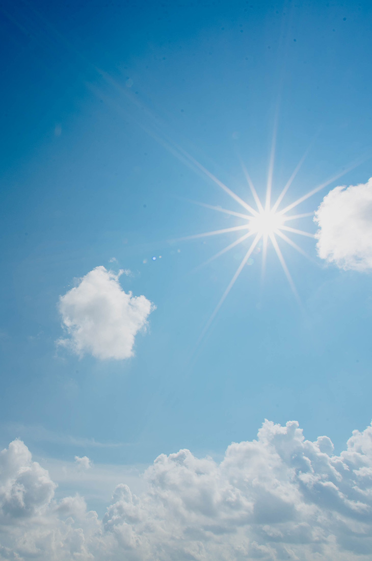 Besprechen von Krankheiten - Sonne am Mittagshimmel über Wolken